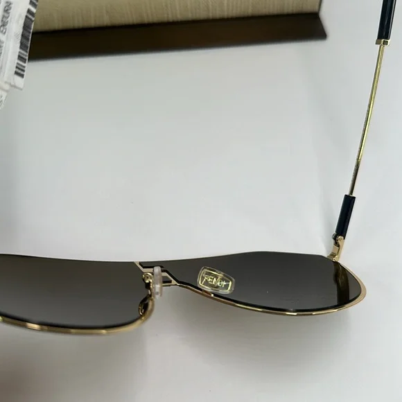 New Authentic Fendi Brown Pilot Unisex Sunglasses FE40080U 30E 65. - Picture 10 of 16
